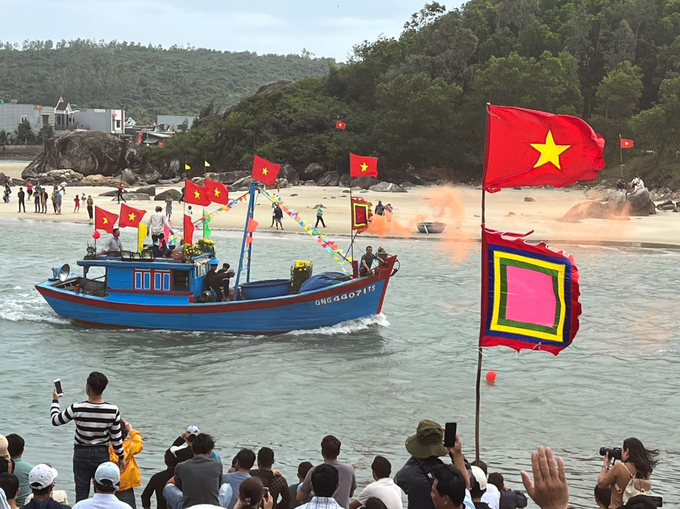 2-152136_826.jpg Những tàu cá đầu tiên ra khơi vào năm mới mang theo hy vọng một năm đánh bắt thuận lợi. Ảnh: N.H.