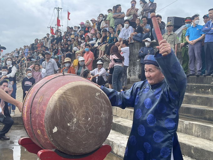 3-152141_96.jpg Lễ hội thu hút rất nhiều người dân đến tham dự. Ảnh: N.H.