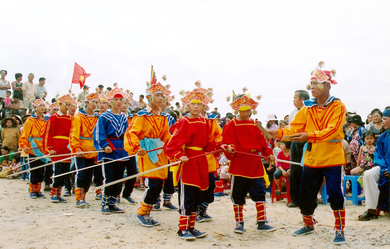 h2-hat-ba-trao-o-lang-van-thach-bi-duc-pho-190728_620.jpg Hát múa bả trạo (Thạch Bi, Sa Huỳnh).