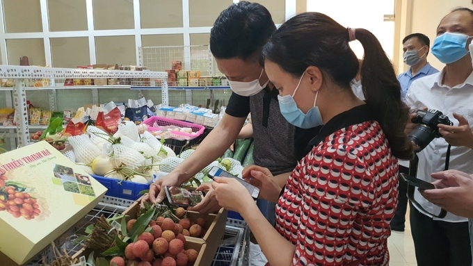 chuyen-doi-so-1-135912_578.jpg Người dân dễ dàng truy xuất nguồn gốc nhiều sản phẩm nông nghiệp tại các siêu thị ở Hải Phòng. Ảnh: Đinh Mười.
