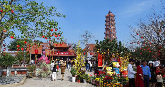 Hàng ngàn khách đến chùa Hoằng Phúc mỗi ngày Tết để cầu mong an lành, may mắn cho cả năm. Ảnh: T.P.