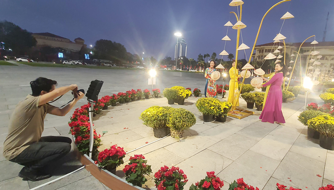 3-102524_374.jpg Những thợ ảnh 'bất đắc dĩ' nhưng rất nhiệt tình giúp đỡ. Ảnh: T.P