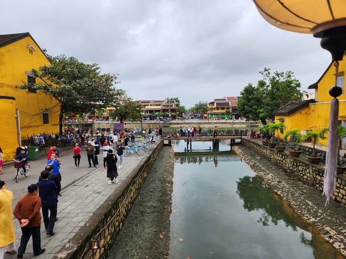 4-160017_649.jpg Những ngày đầu năm mới Quý Mão, lượng khách du lịch đến TP Hội An (Quảng Nam) tăng mạnh. Ảnh: Đ.C.