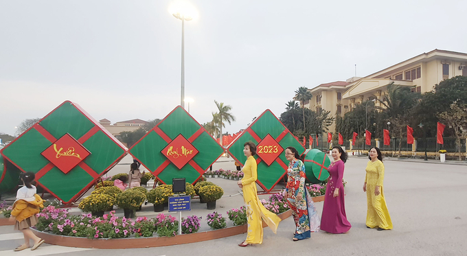 Người và hoa mùa Xuân. Ảnh: TP.