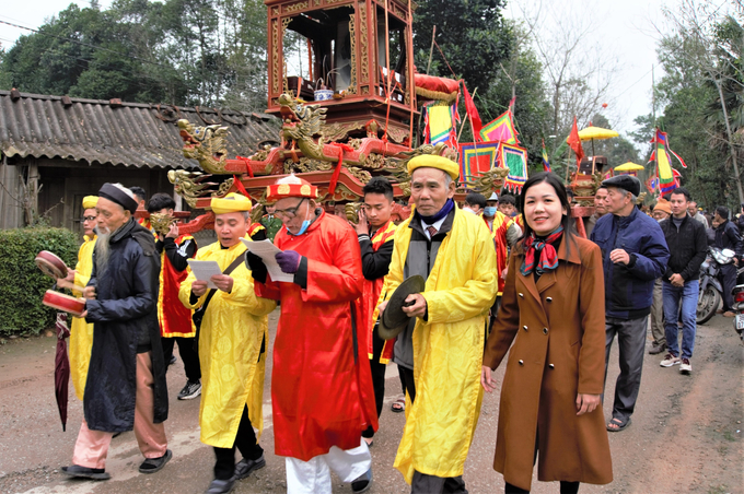 1-171119_419.jpg Theo ông Nguyễn Văn Nhân, Chủ tịch UBND xã Phú Gia: 'Lễ hội rước báu vật vua Hàm Nghi được tổ chức hai năm một lần. Tân cố đạo chủ là người có độ tuổi trên 60, phải là người vẫn đang còn cả vợ cả chồng, thuộc gia đình gia giáo. Ngoài ra, để chọn được tân cố đạo, phải tổ chức xin keo. Ví dụ dân làng chọn ra 3 cụ, tổ chức xin keo, người dân quan niệm nếu thần linh đồng ý cho cố đạo nào thì cố đạo đó được canh giữ báu vật'.
