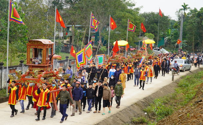 10-171139_409.jpg Tiếp đến, trai tráng khỏe mạnh trong xã được chọn sẽ tham gia khiêng 3 kiệu, cứ 8 người khiêng một kiệu di chuyển.