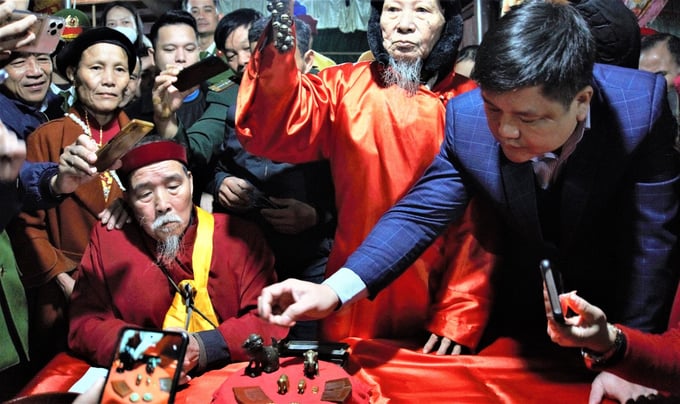17-171150_968.jpg Năm nay chính quyền, người dân sẽ cùng rước báu vật của vua Hàm Nghi ban, từ nhà ông Trần Văn Nhung - nguyên cố đạo chủ năm Nhâm Dần 2022 (người trông coi, ở thôn Hòa Nhượng, xã Phú Gia) đến nhà ông Phan Hùng Vỹ - tân cố đạo chủ năm Quý Mão 2023 (thôn Phú Hồ, xã Phú Gia).
