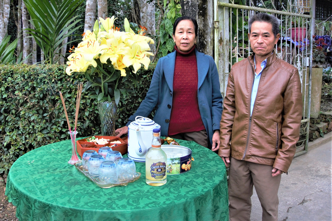 2-171117_216.jpg Người dân hai bên đường đặt bàn có bánh kẹo và rượu để tiếp sức cho đoàn rước kiệu. Việc được đoàn rước kiệu dừng lại nơi nào sẽ là một vinh dự rất lớn. Lúc đó, người dân sẽ được thắp hương, vái lạy kiệu có di ảnh vua Hàm Nghi.