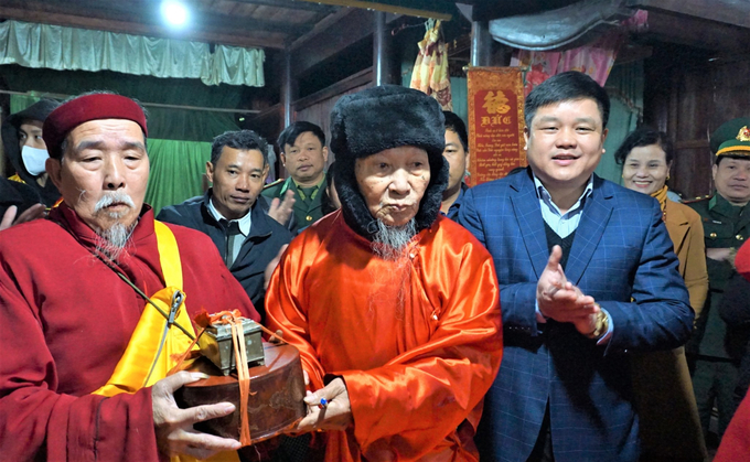 4-171124_875.jpg Sau đó cố đạo chủ năm 2022 bàn giao báu vật của vua Hàm Nghi ban (gồm voi bằng vàng, nghê bằng đồng, các thanh bảo kiếm, lục lạc bằng đồng đen, 48 đạo sắc phong do các triều vua ban tặng) cho gia đình tân cố đạo chủ Phan Hùng Vỹ (75 tuổi).