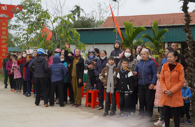 7-171133_550.jpg Sau khoảng 2 tiếng rưỡi đồng hồ sau, đoàn rước đã vượt quãng đường khoảng 5km về đến thôn Phú Hồ - nơi gia đình tân cố đạo chủ cư ngụ. Lúc này, bà con trong thôn đã đứng chờ sẵn hai bên đường để vẫy tay chào đón đoàn.
