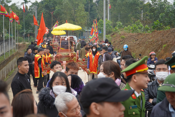 8-171137_794.jpg Quá trình di chuyển hàng nghìn người dân nối đuôi nhau tham gia hộ tống rước báu vật.