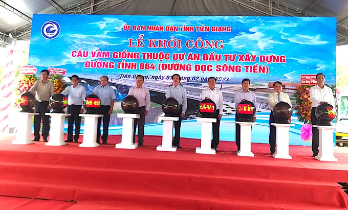 z4075518217811_2d98288d8e7664c4af1040a428de2eac-122546_451.jpg Các đại biểu nhấn nút khởi động dự án. Ảnh: Minh Đảm.