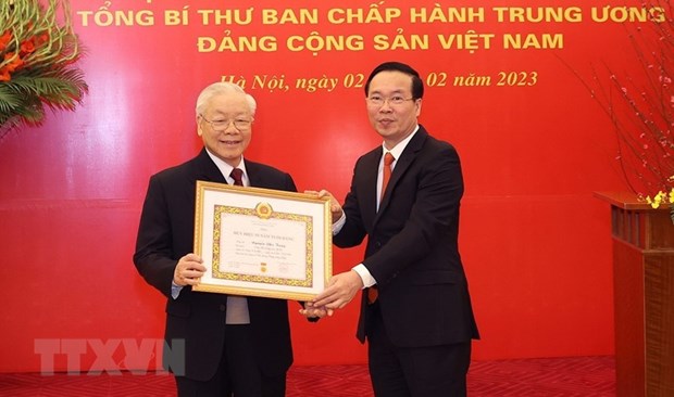 tongbithu2-193156_308.jpg Ông Võ Văn Thưởng, Ủy viên Bộ Chính trị, Thường trực Ban Bí thư trao Huy hiệu 55 năm tuổi Đảng tặng Tổng Bí thư Nguyễn Phú Trọng. Ảnh: Trí Dũng/TTXVN.