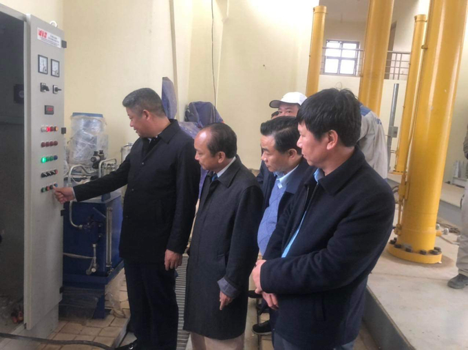 z4083201839305_3b7e56e79856b9f8a926c907cbac1b40-120439_377.jpg Phó Chủ tịch UBND TP Nguyễn Mạnh Quyền đánh giá cao nỗ lực của các đơn vị, địa phương liên quan trong chủ động khắc phục khó khăn, cấp nước.