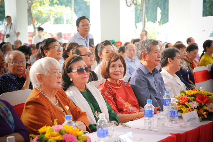 1-cong-chung-210631_723.jpg Công chúng thi ca.
