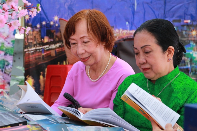 1-doc-tho-210656_559.jpg Người yêu thơ tham dự lễ hội thi ca.