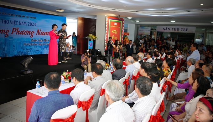 1-san-khau1-210243_681.jpg Ngày Thơ Việt Nam thu hút sự quan tâm của công chúng.