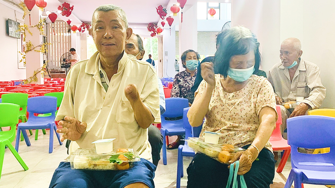 18-nam-nho-nhac-si-bac-son-005654_922.jpg Hơn 200 phần quà được gia đình doanh nhân Bích Thủy trao tặng cho những mảnh đời kém may mắn. Ảnh: Hồ Thảo.