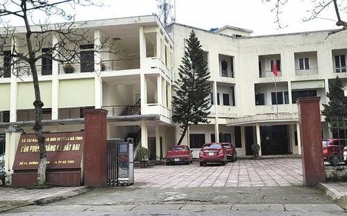 657c9dd78e9a67c43e8b-004255_227.jpg Văn phòng đăng ký đất đai (Sở TN-MT Hà Tĩnh) - nơi có 8 cán bộ nhận bị khởi tố, bắt giam.
