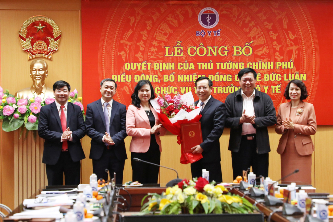 Lãnh đạo Bộ Y tế tặng hoa chúc mừng Tân Thứ trưởng Bộ Y tế Lê Đức Luận. Ảnh: BYT.
