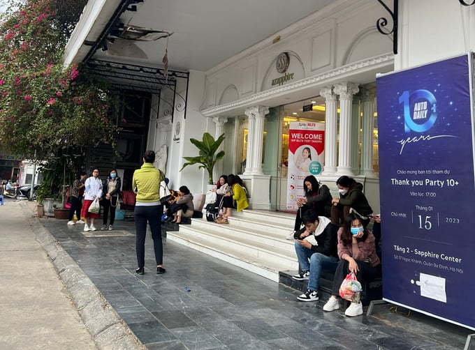 Thí sinh chờ làm thủ tục tại cửa Trung tâm tiệc cưới Sapphire.