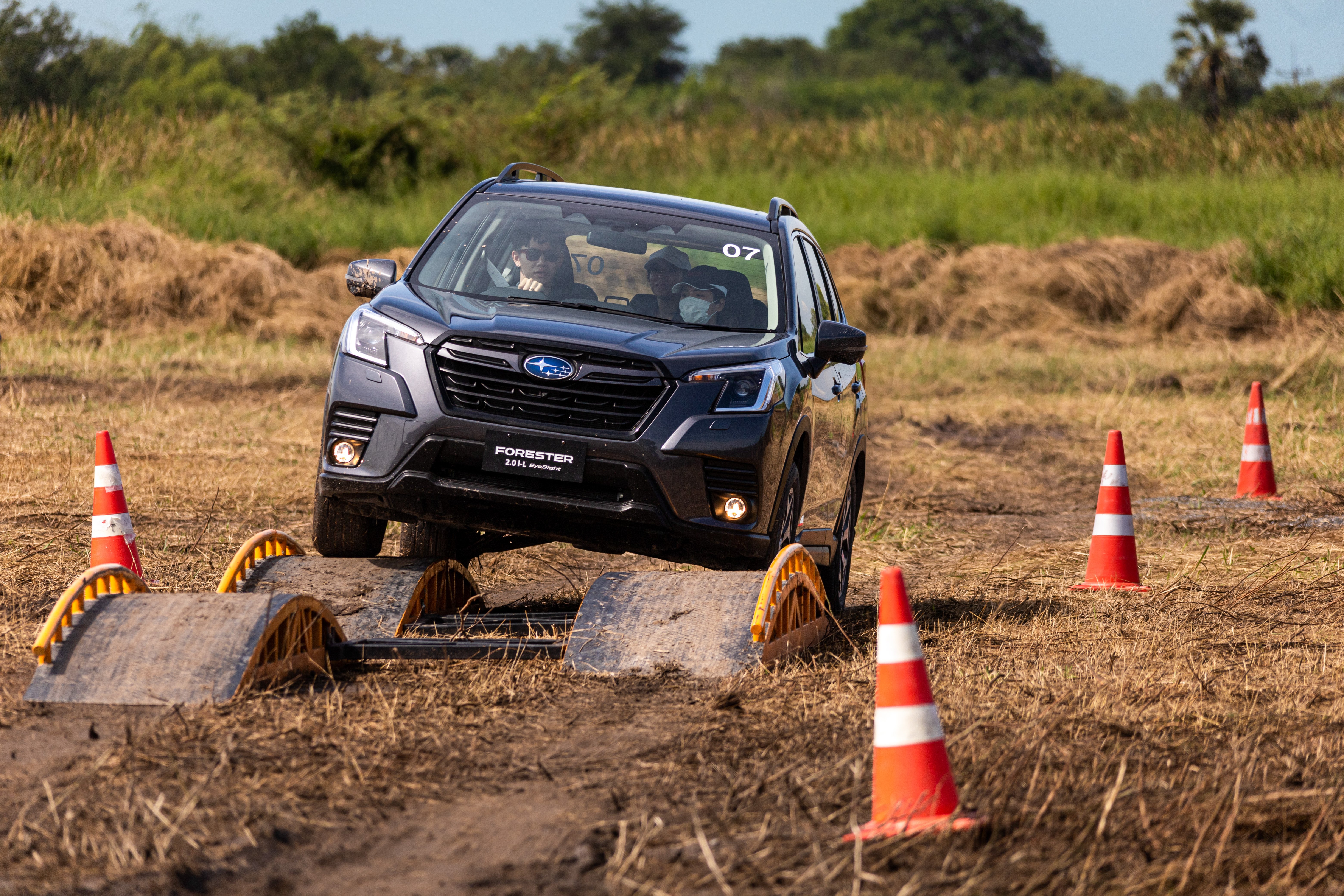 collabart-99-205142_293.jpg Subaru Forester i-L Eyesight thử nghiệm khả năng vượt địa hình.
