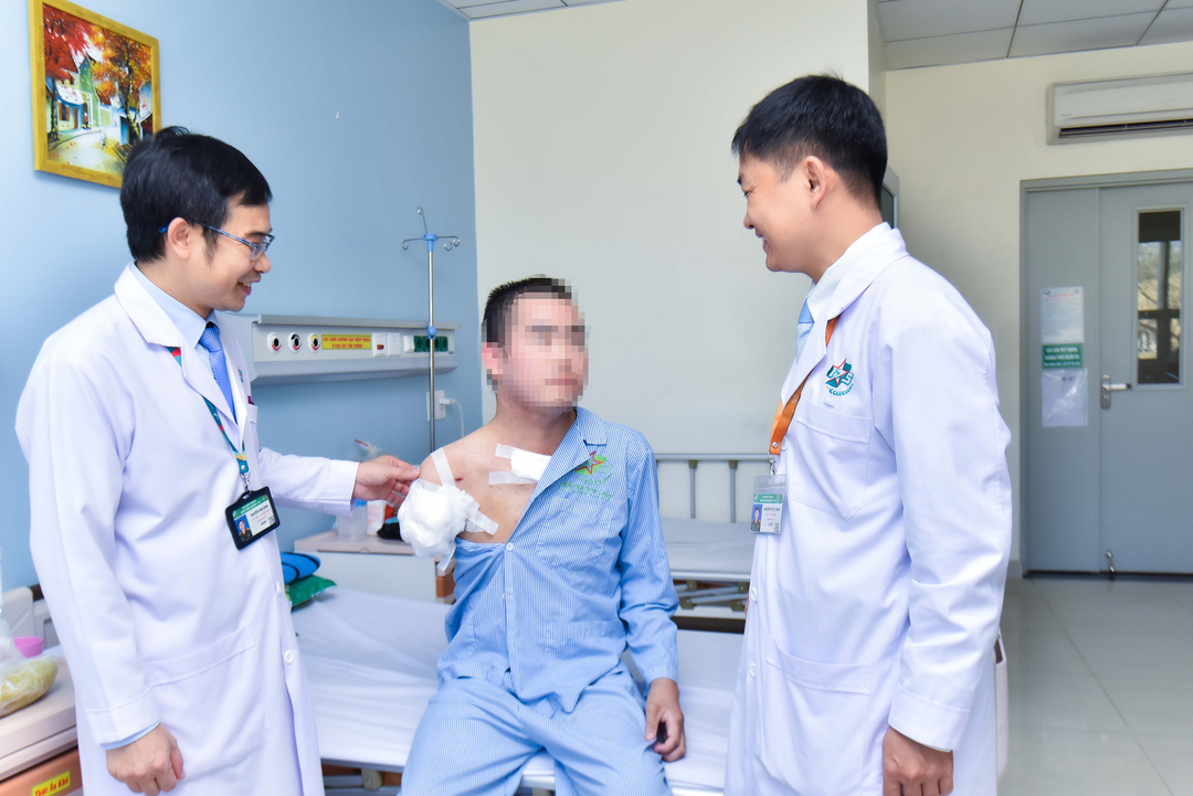 Bệnh nhân được các bác sĩ dặn dò trước khi ra viện trở về với cuộc sống sau khi qua được cơn bạo bệnh. Ảnh: BVCC.