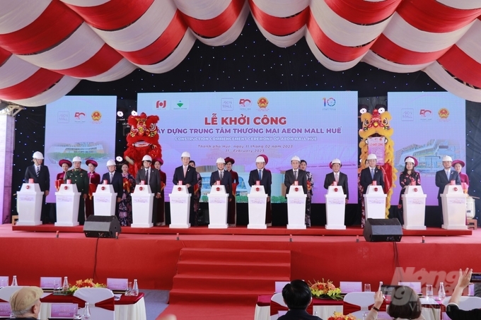 z4100793229567_77f159cfbaef90be16f023d98579636d-131120_323.jpg Các đại biểu nhấn nút khởi công Trung tâm thương mại Aeon Mall Huế. Ảnh: Công Điền.