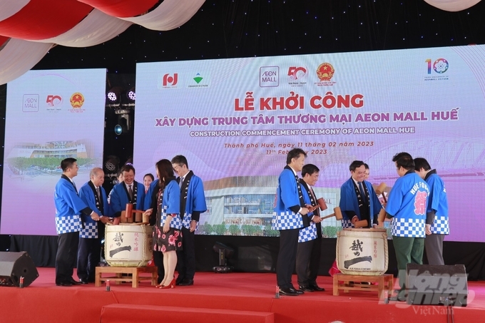 z4100793380238_6a2455fc2baa5d7ef35874b3f577ef14-131404_470.jpg Các đại biểu dự lễ thực hiện nghi thức đập rượu Sake truyền thống của người Nhật Bản. Ảnh: Công Điền.