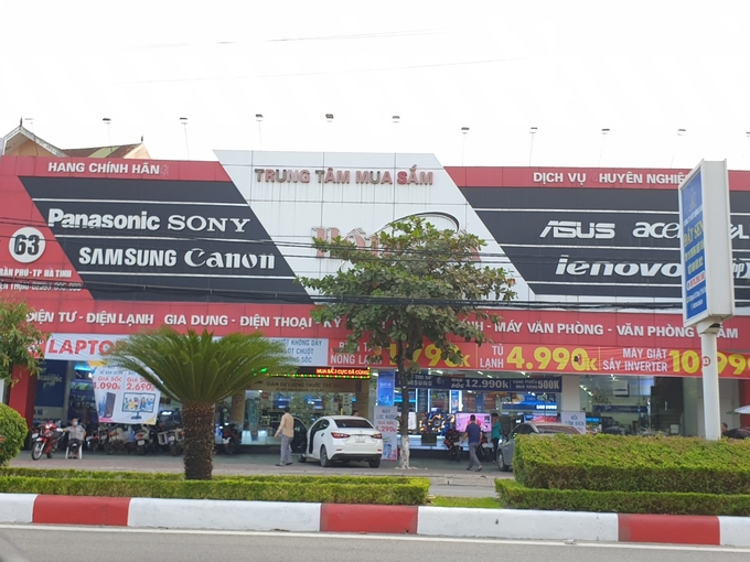 z4101371334175_3ff88a781cf5fc19c50f3affd6e34927-155630_607.jpg Công ty cổ phần Thương mại Hồng Hà trúng thầu 5/17 gói thầu với tổng giá trị hợp đồng hơn 77,7 tỷ đồng. Nhiều thiết bị bị nâng giá hàng chục triệu đồng so với giá nhập khẩu. Ảnh: TN.