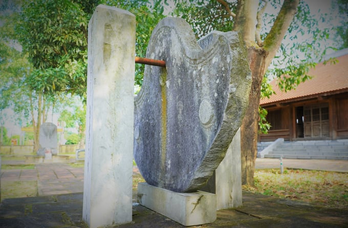 bia-da-104649_129.jpg Khánh đá trước đây đặt tại đền thờ Tiến sỹ Nguyễn Huệ (bác ruột của Nguyễn Du). Về sau, đền thờ bị hư hỏng. Năm 1965, hiện vật này được chuyển vào trong khuôn viên khu lưu niệm.