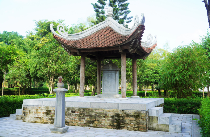 dan-te-104654_720.jpg Đàn tế và bia đá do Nguyễn Nghiễm (cha Nguyễn Du) cùng người em Nguyễn Trọng dựng năm 1762 để báo hiếu công ơn sinh thành của cha mẹ. Đây là di tích nguyên gốc về hình dáng, chất liệu, đá làm bia được lấy từ Thanh Hóa về.