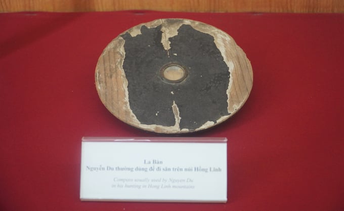 la-ban-105120_497.jpg Những di sản văn hóa trong khu lưu niệm có giá trị đặc biệt về lịch sử, văn hóa, khoa học..., giúp chúng ta tìm hiểu về nguồn gốc, quá trình hình thành, phát triển, truyền thống văn hóa, khoa bảng của dòng họ Nguyễn ở Tiên Điền cũng như việc nhìn nhận về cuộc đời, sự nghiệp, những đóng góp của Đại thi hào Nguyễn Du và dòng họ Nguyễn ở Tiên Điền cho nền văn học Việt Nam. Đây cũng là nguồn tư liệu đáng tin cậy để tìm hiểu về tín ngưỡng, phong tục tập quán, đời sống văn hóa tinh thần của làng quê Tiên Điền nói riêng, văn hóa làng xã Việt Nam nói chung trong sự phát triển của lịch sử dân tộc