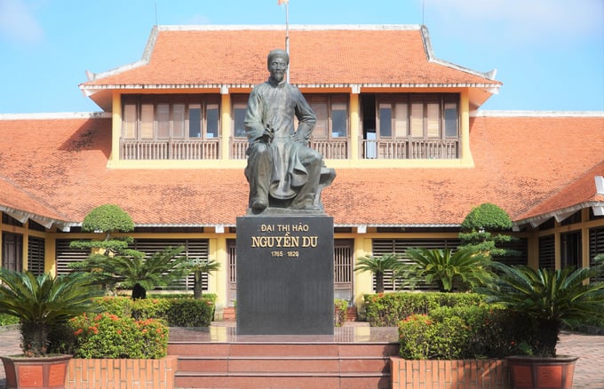 tuong-dong-104703_164.jpg Cách lăng mộ khoảng 2km là khu lưu niệm Đại thi hào Nguyễn Du với tổng diện tích khoảng 28.500m2.