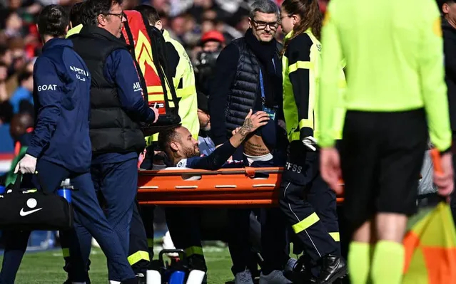 Neymar rời sân trên cáng. Ảnh: AS.