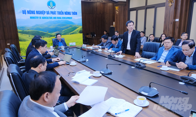 Phó Chánh văn phòng Bộ NN-PTNT Đặng Duy Hiển báo cáo kết quả hoạt động năm 2022 và phương hướng nhiệm vụ năm 2023 của Ban chỉ đạo chuyển đổi số. Ảnh: Bá Thắng.