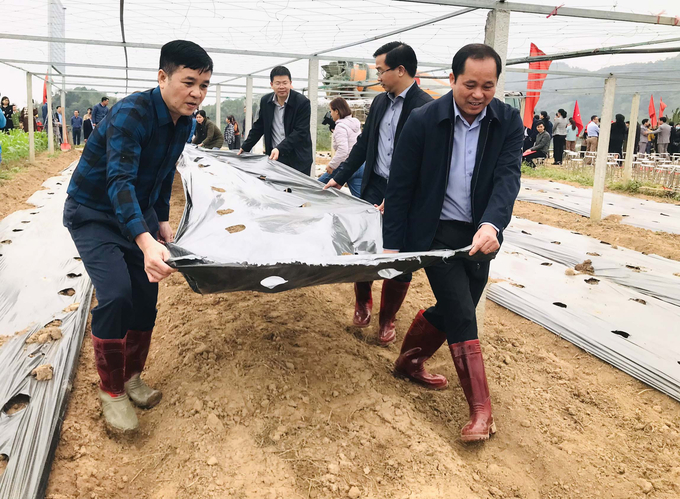 ntm-bt-141011_970.jpg Lãnh đạo huyện Bảo Thắng và Sở NN-PTNT Lào Cai tham gia, cổ vũ người dân xây dựng nông thôn mới, phát triển kinh tế nông nghiệp. Ảnh: L.H