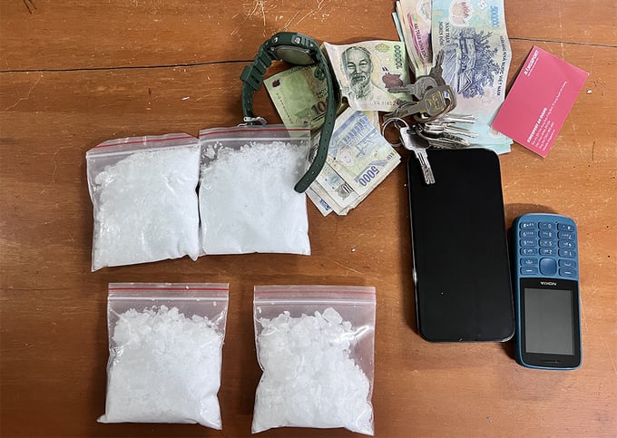 phuong-4-173752_492.jpg Tang vật 4 bọc nilon có chứa hơn 400gram ma túy dạng Ketamin. Ảnh: Tiến Tầm.
