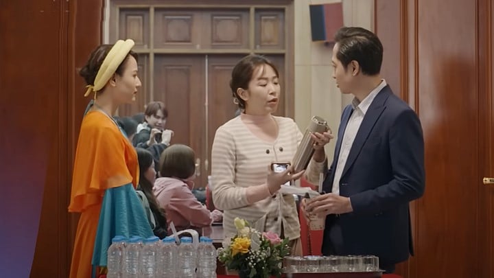 truc-tiep-duoi-bong-cay-hanh-phuc-tap-23-tren-vtv1-hom-nay-23-2-151523_668.jpg Dưới bóng cây hạnh phúc tập 23: Son nhanh chóng đánh dấu chủ quyền trước gái trẻ. Ảnh chụp màn hình
