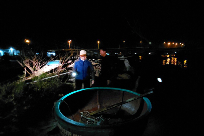 z4130064364787_b18d2e79cb4ebcb7c28dfc6fe9ab2519-091723_441.jpg 3 ngư dân được cứu hộ thành công và đưa vào bờ an toàn trong chiều tối 22/2. Ảnh: ĐN.