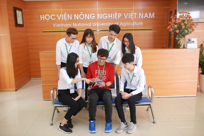 3-095730_962.jpg Sinh viên ngành Ngôn ngữ Anh được thực hành nói tiếng Anh với người nước ngoài. Ảnh: HVNN.