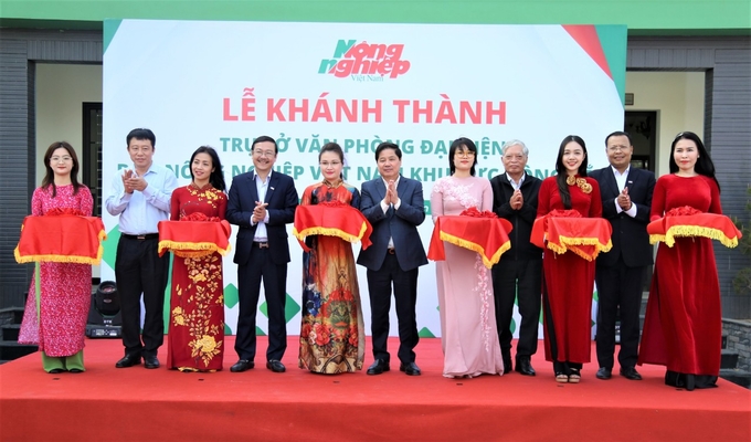 khanh-thanh-180110_866.jpg Cắt băng khánh thành trụ sở Văn phòng đại diện Báo Nông nghiệp Việt Nam khu vực Đông Bắc. Ảnh: Đinh Mười.