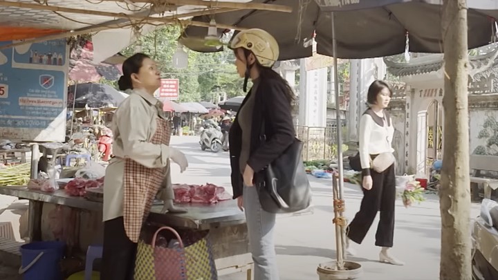 truc-tiep-duoi-bong-cay-hanh-phuc-tap-25-tren-vtv1-hom-nay-27-2-182515_303.jpg Dưới bóng cây hạnh phúc tập 25: Chuyện mợ của Đạt nhờ Son xin việc cho con bị vợ Quyết nghe được. Ảnh chụp màn hình