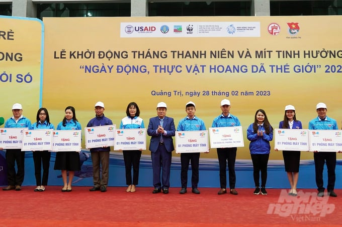 Tỉnh Đoàn Quảng Trị phối hợp với một số đơn vị trao máy tính và các công trình thanh niên cho các tổ chức đoàn cơ sở; trao học bổng gieo mầm tri thức; trao kinh phí đỡ đầu cho các học sinh mồ côi. Ảnh: VD.