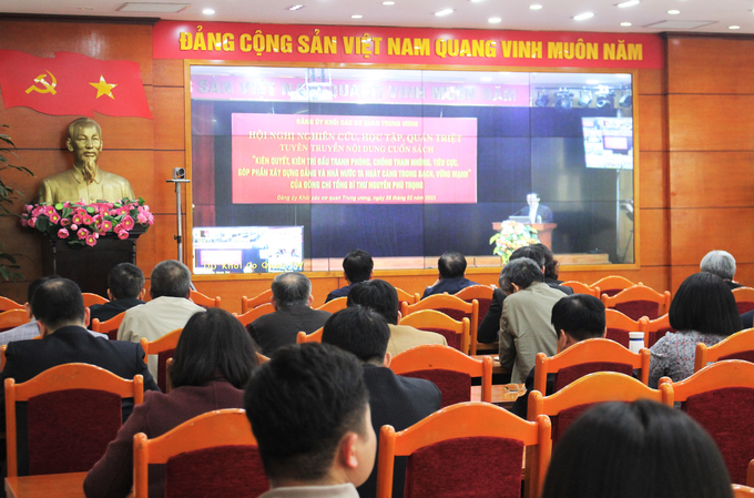 img_9744-194959_706.jpg Đông đảo cán bộ tham gia Hội nghị nghiên cứu, học tập, quán triệt, tuyên truyền nội dung cuốn sách 'Kiên quyết, kiên trì đấu tranh phòng, chống tham nhũng, tiêu cực, góp phần xây dựng Đảng và Nhà nước ta ngày càng trong sạch, vững mạnh' của Tổng Bí thư Nguyễn Phú Trọng tại điểm cầu Bộ NN-PTNT. Ảnh: Trung Quân.