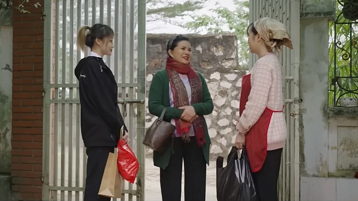 truc-tiep-duoi-bong-cay-hanh-phuc-tap-26-tren-vtv1-hom-nay-28-2-153639_721.jpg Dưới bóng cây hạnh phúc tập 26: Họ hàng xa của Đạt lại đến nhờ Son nói giúp chuyện xin việc. Ảnh chụp màn hình