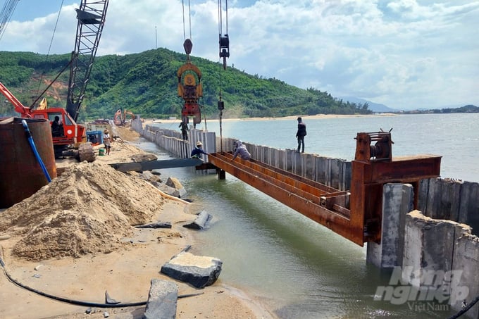 z4071004805612_26663570f67cd6e37b8305ea6677799d-185000_138.jpg Dự án 'Xây dựng, nâng cấp cơ sở hạ tầng nghề cá' của tỉnh Thừa Thiên - Huế do Sở NN-PTNT tỉnh Thừa Thiên - Huế làm chủ đầu tư liên tục xin gia hạn tiến độ. Ảnh: CĐ.