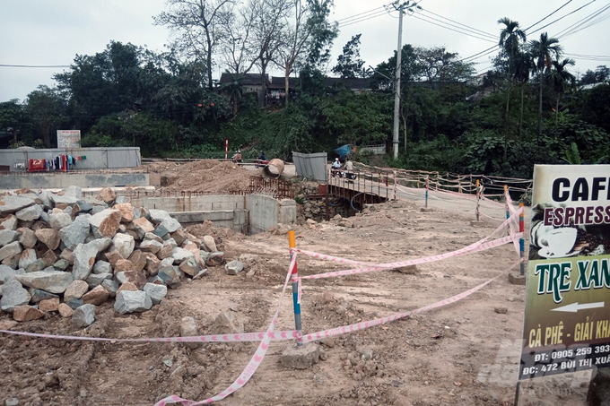z4109275848657_425a284d4a6ef7f581002d388413ae4d-184353_71.jpg Gói thầu số 27 (ký hiệu HU-CW06) thuộc Chương trình phát triển các đô thị loại II do Sở Kế hoạch và Đầu tư tỉnh Thừa Thiên - Huế làm chủ đầu tư thi công dang dở khiến người dân bức xúc. Ảnh: CĐ.