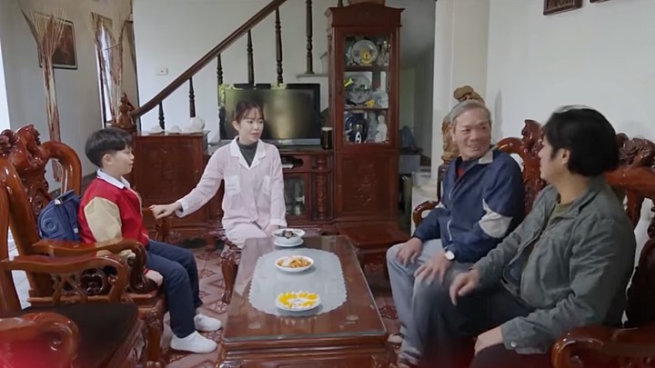 truc-tiep-duoi-bong-cay-hanh-phuc-tap-27-tren-vtv1-hom-nay-2-3-163335_612.jpg Dưới bóng cây hạnh phúc tập 27: Từ khi biết Son bị bệnh nặng, mọi người thay đổi 180 độ. Ảnh chụp màn hình