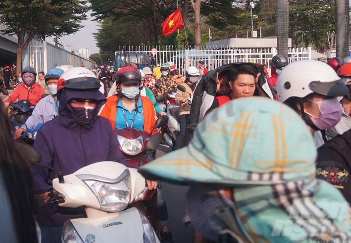 Công nhân Công ty TNHH PouYuen Việt Nam sau giờ tan ca. Ảnh: Nguyễn Thủy.